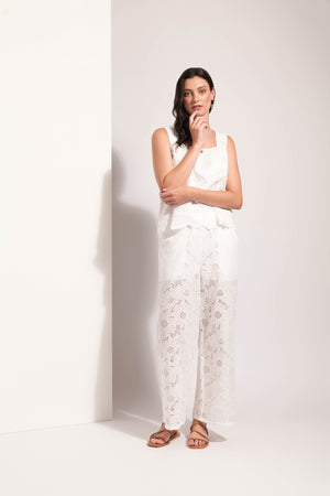 Foil Flower-Ful White Flower Shell Top